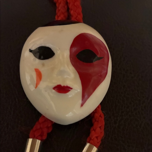 Vintage Red and White opera clown harlequin mask pendant string necklace - Picture 2 of 6